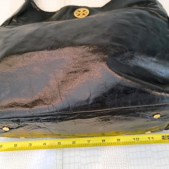 Rare Close to New Classic Torey Burch Large Shoulder Bag is crafted in Crinkled - Picture 15 of 16